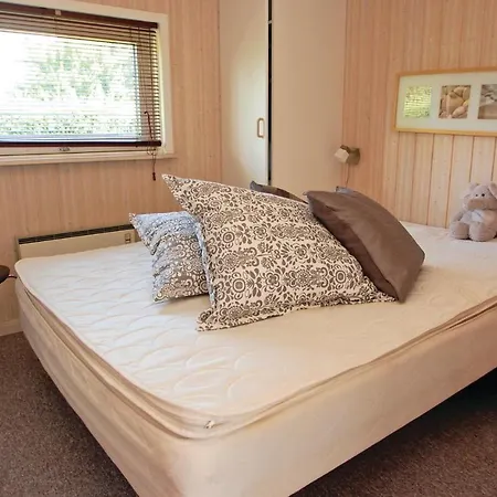 Three-bedroom Holiday With A Hot Tub 04 Hejls
