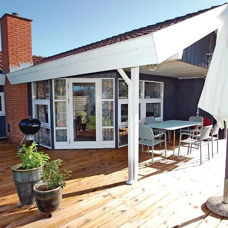Feriehus Three-bedroom Holiday With A Hot Tub 04