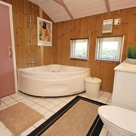 Feriehus Three-bedroom Holiday With A Hot Tub 04 Hejls