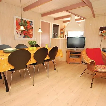 Feriehus Three-bedroom Holiday With A Hot Tub 04 *