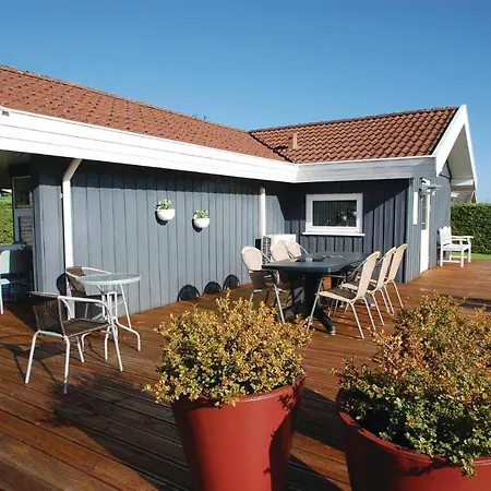 Three-bedroom Holiday With A Hot Tub 04