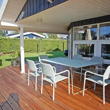 Three-bedroom Holiday With A Hot Tub 04 Hejls
